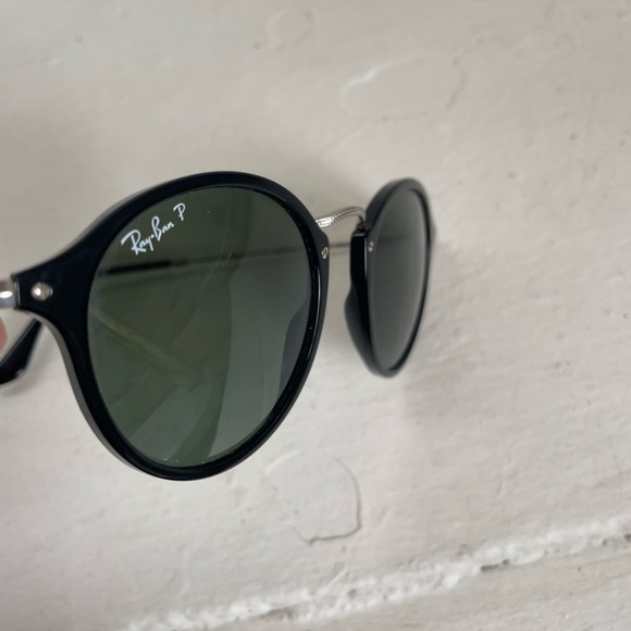 Ray-Ban Round Fleck Sunglasses - Picture 4 of 5